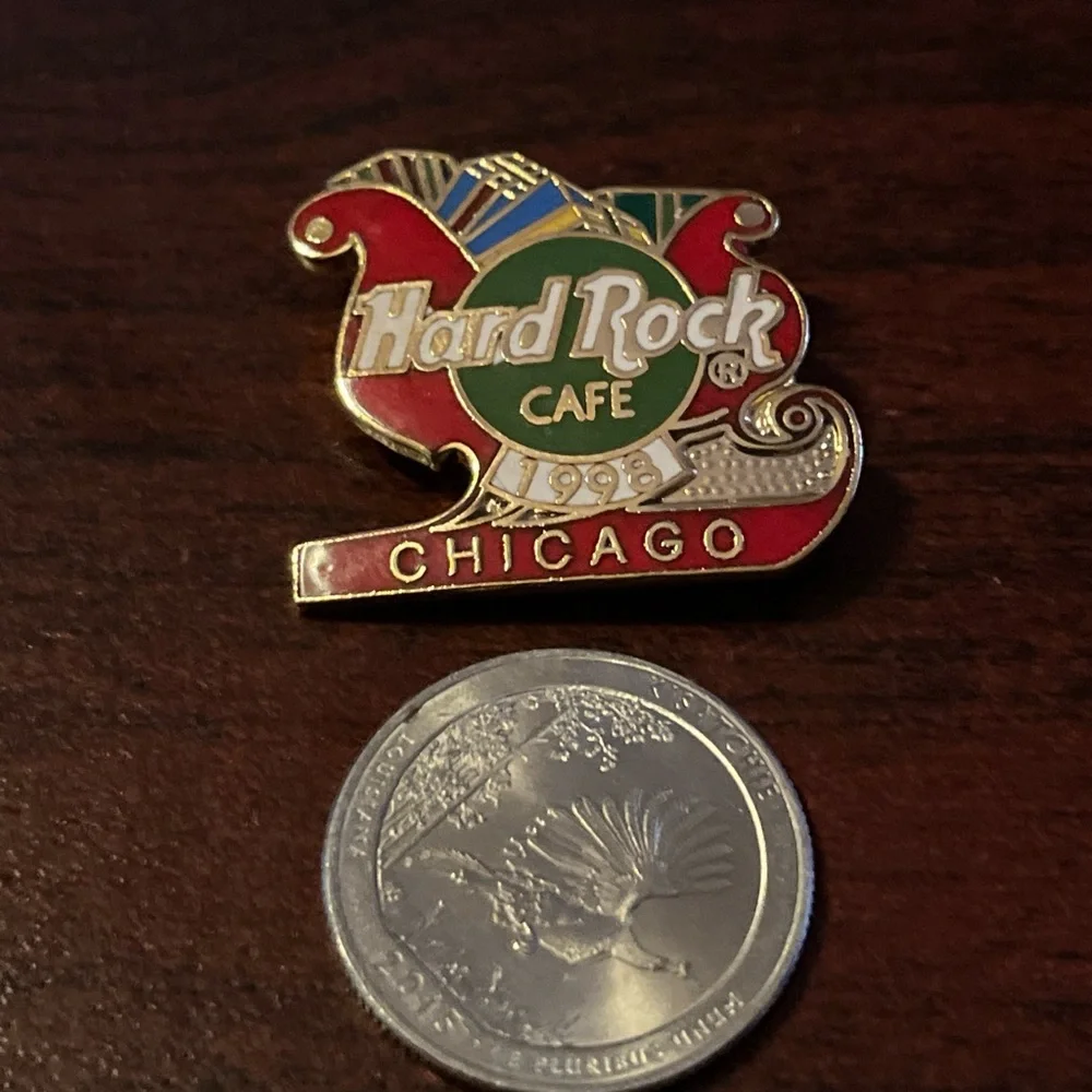 Hard Rock Cafe 1998 Chicago Christmas Santa’s Sleigh Presents Lapel Hat‎ Pin